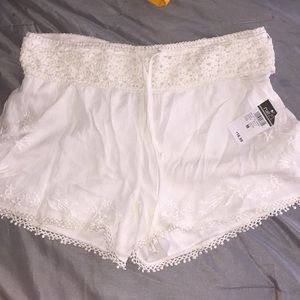 VINTAGE STYLE WHITE SHORTS